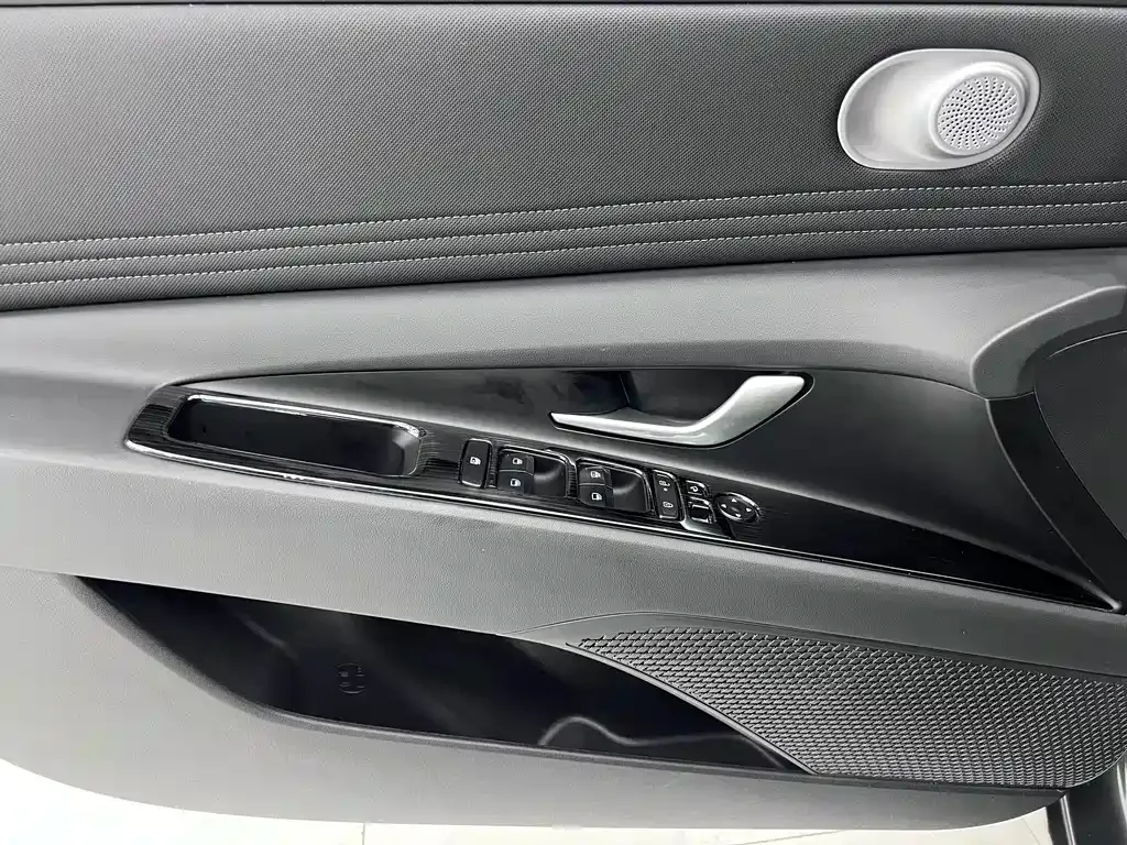 Hyundai Elantra — фото 9