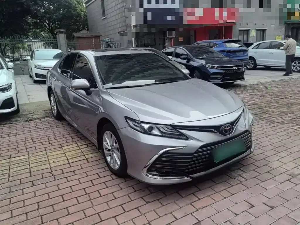 Toyota Camry — фото 1