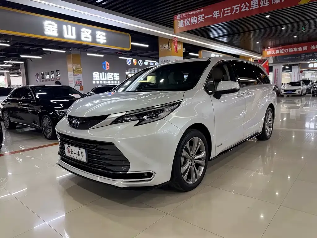 Toyota Sienna — фото 1