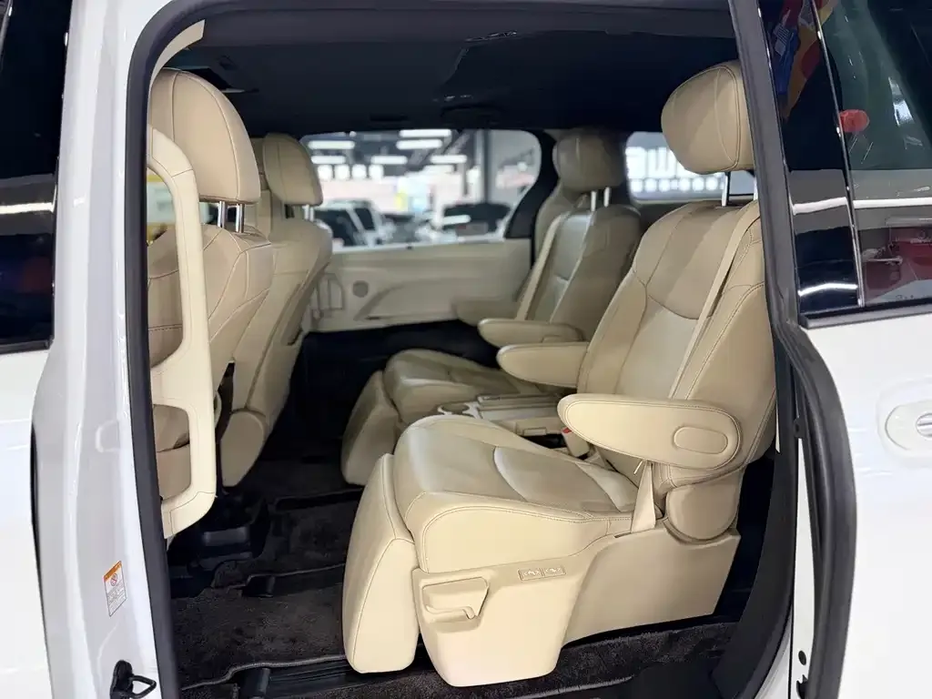 Toyota Sienna — фото 2