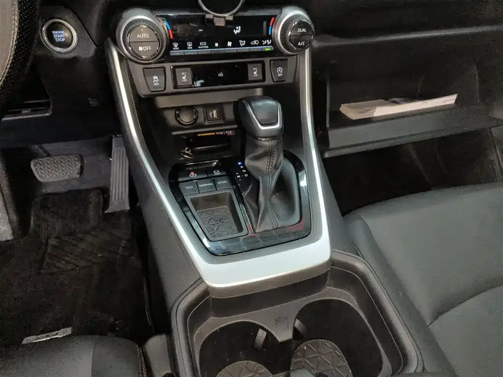 Toyota RAV4 — фото 10