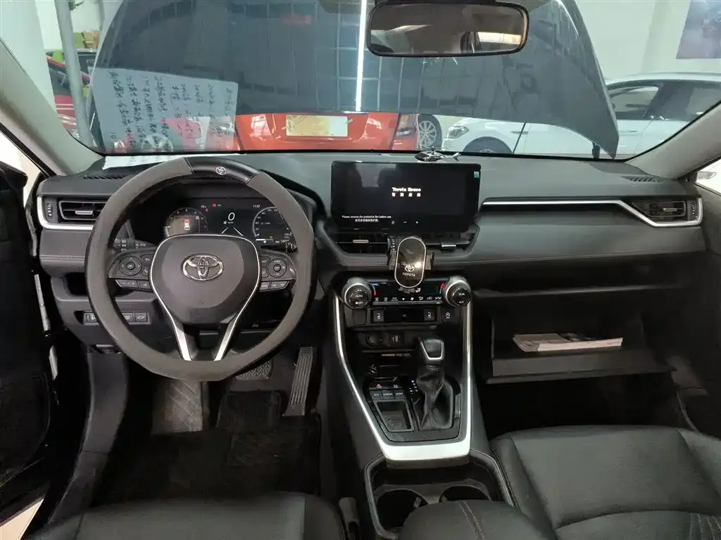 Toyota RAV4 — фото 7