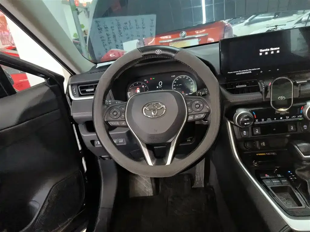 Toyota RAV4 — фото 5