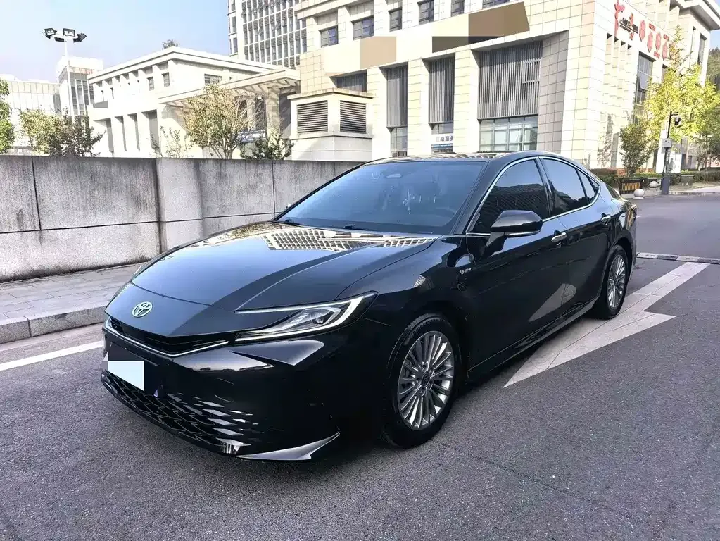 Toyota Camry — фото 1
