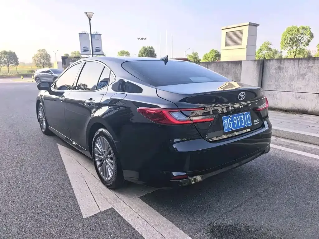 Toyota Camry — фото 9