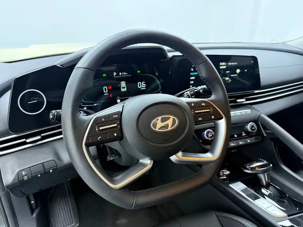 Hyundai Elantra — фото 2