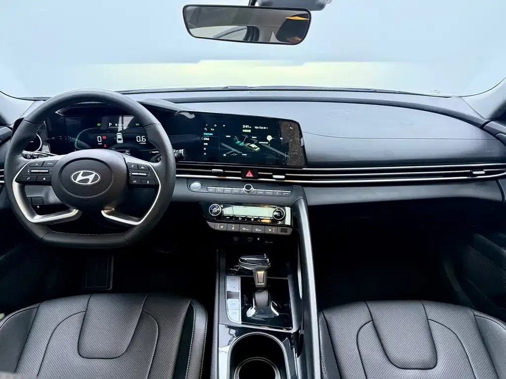 Hyundai Elantra — фото 4