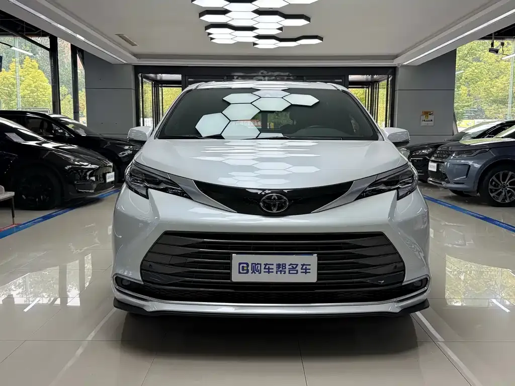 Toyota Sienna — фото 1