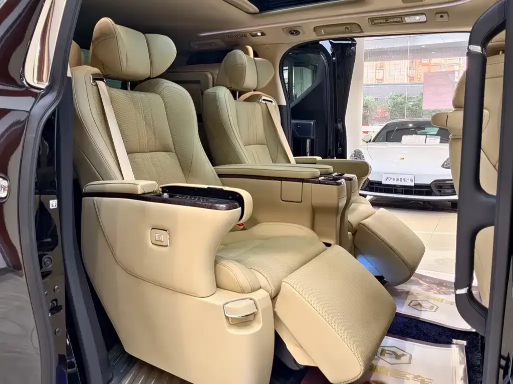 Toyota Vellfire — фото 2