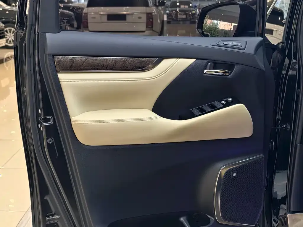 Toyota Vellfire — фото 6