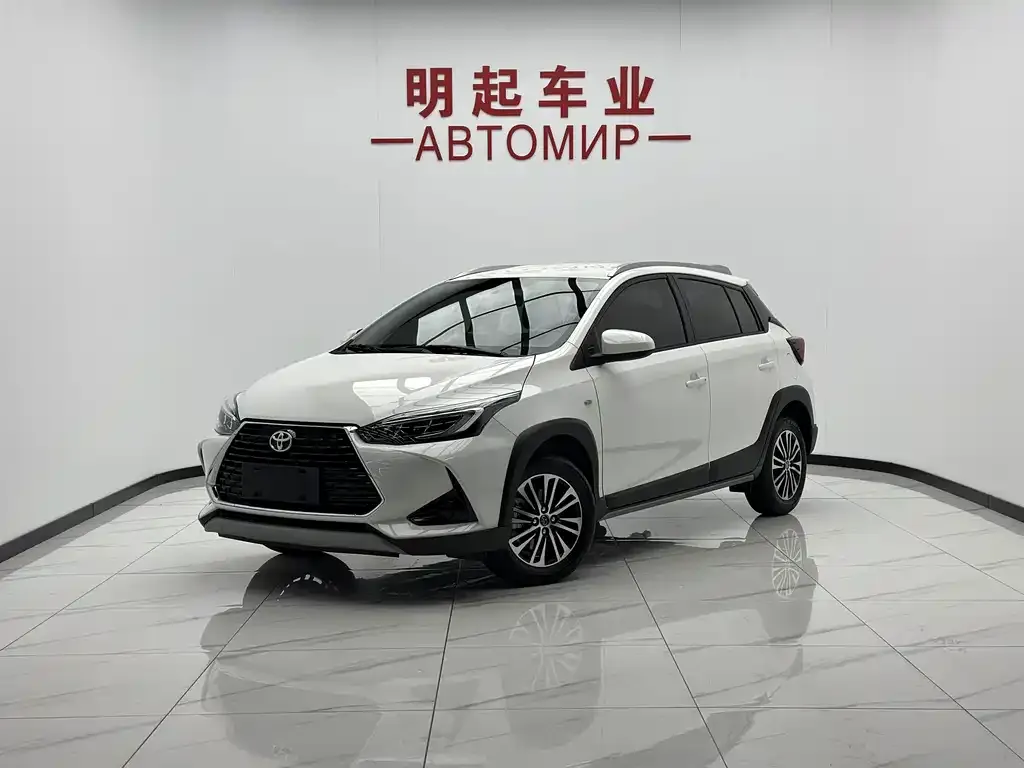 Toyota Yaris L — фото 1