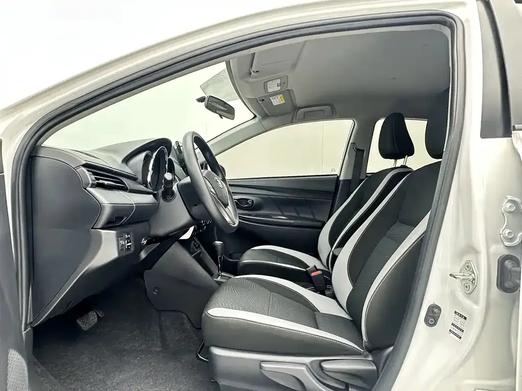 Toyota Yaris L — фото 6