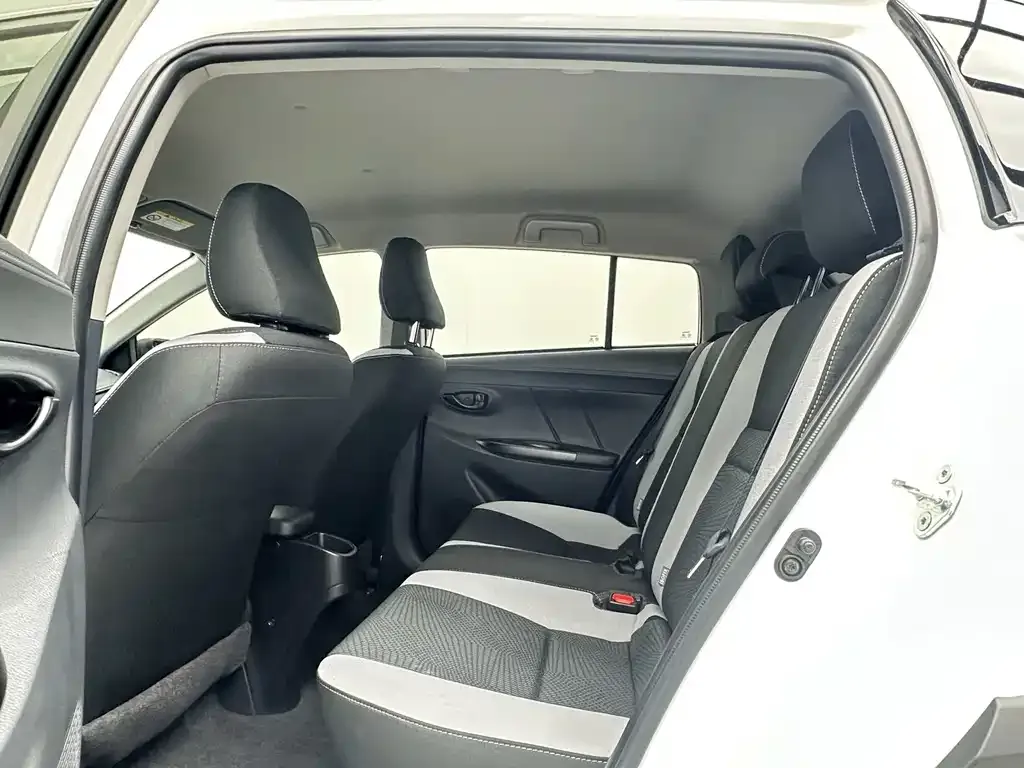 Toyota Yaris L — фото 7