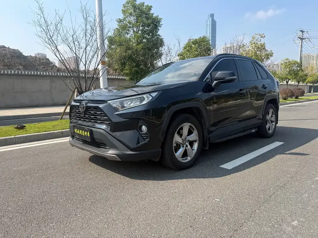 Toyota RAV4 — фото 1