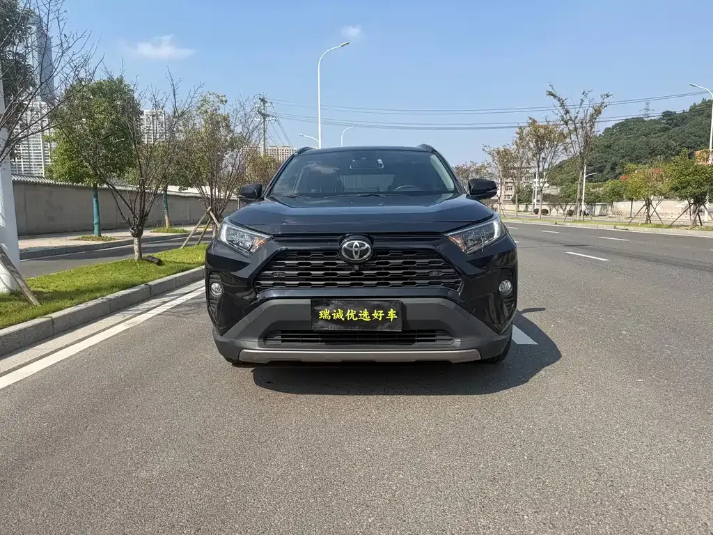 Toyota RAV4 — фото 8