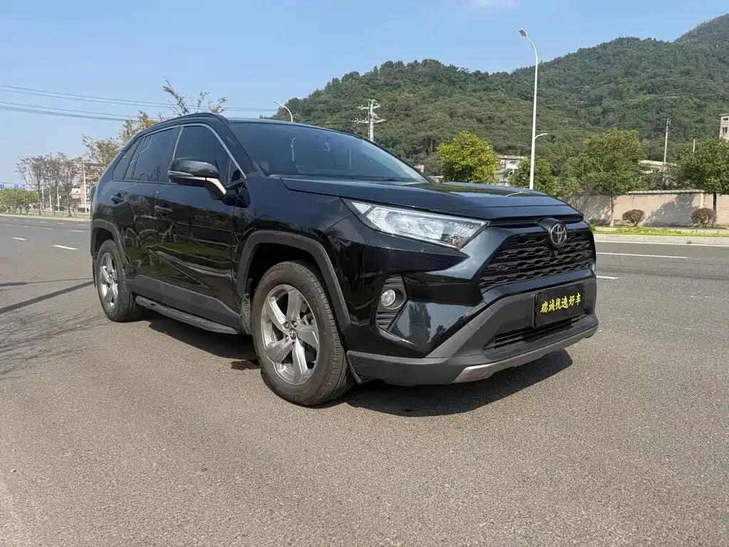 Toyota RAV4 — фото 10