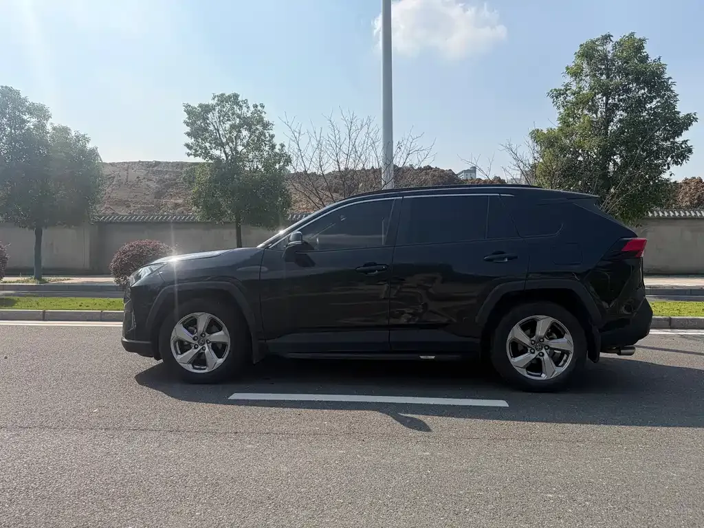 Toyota RAV4 — фото 7
