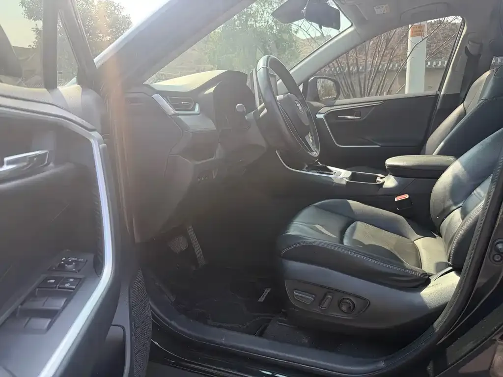Toyota RAV4 — фото 6