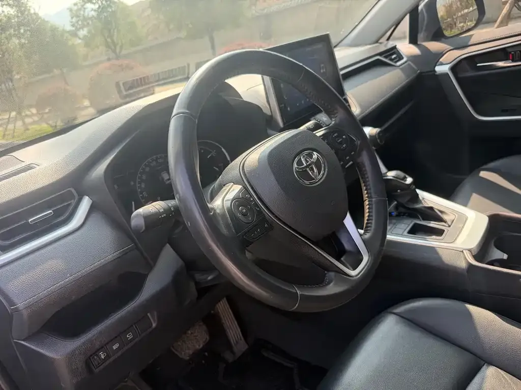 Toyota RAV4 — фото 9