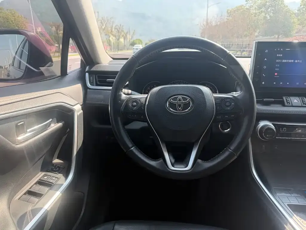 Toyota RAV4 — фото 4