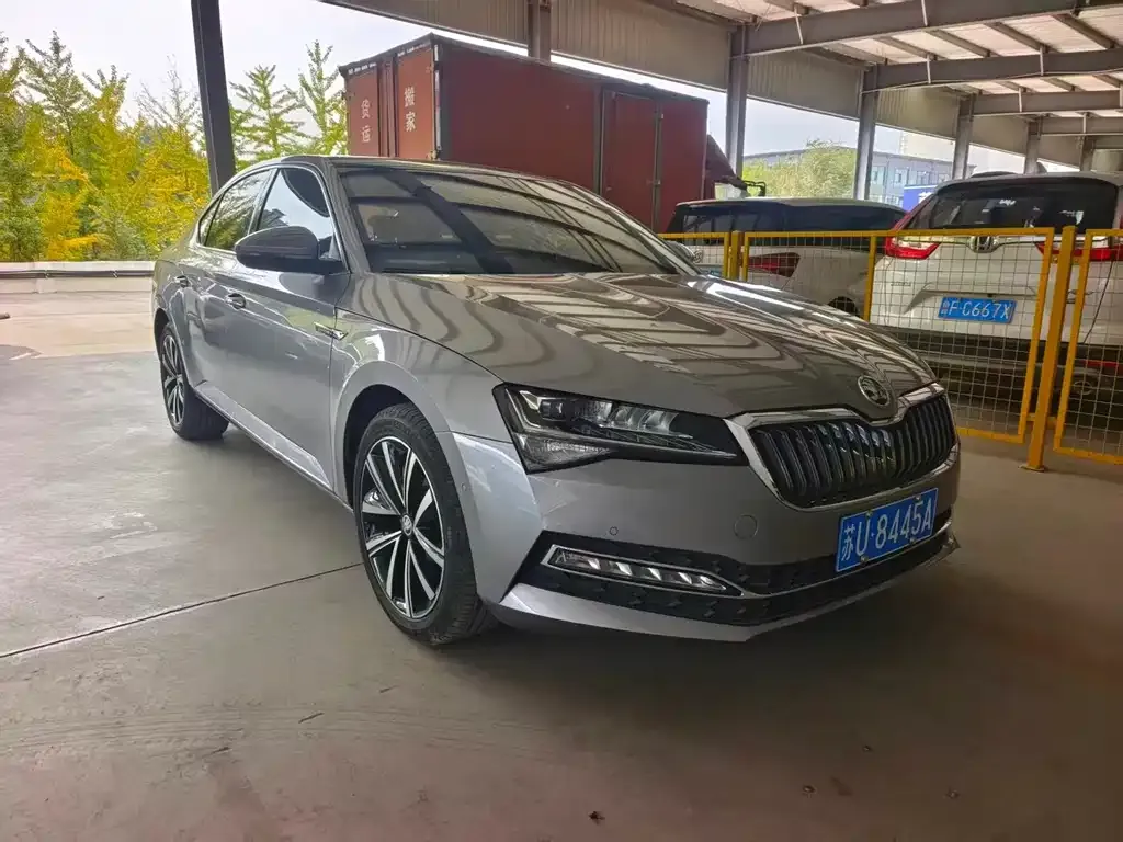 Skoda Superb — фото 9