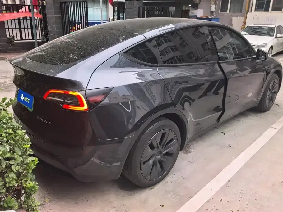 Tesla Model Y — фото 10