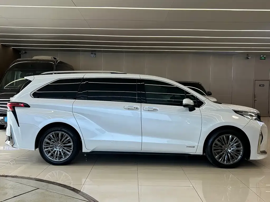 Toyota Sienna — фото 4
