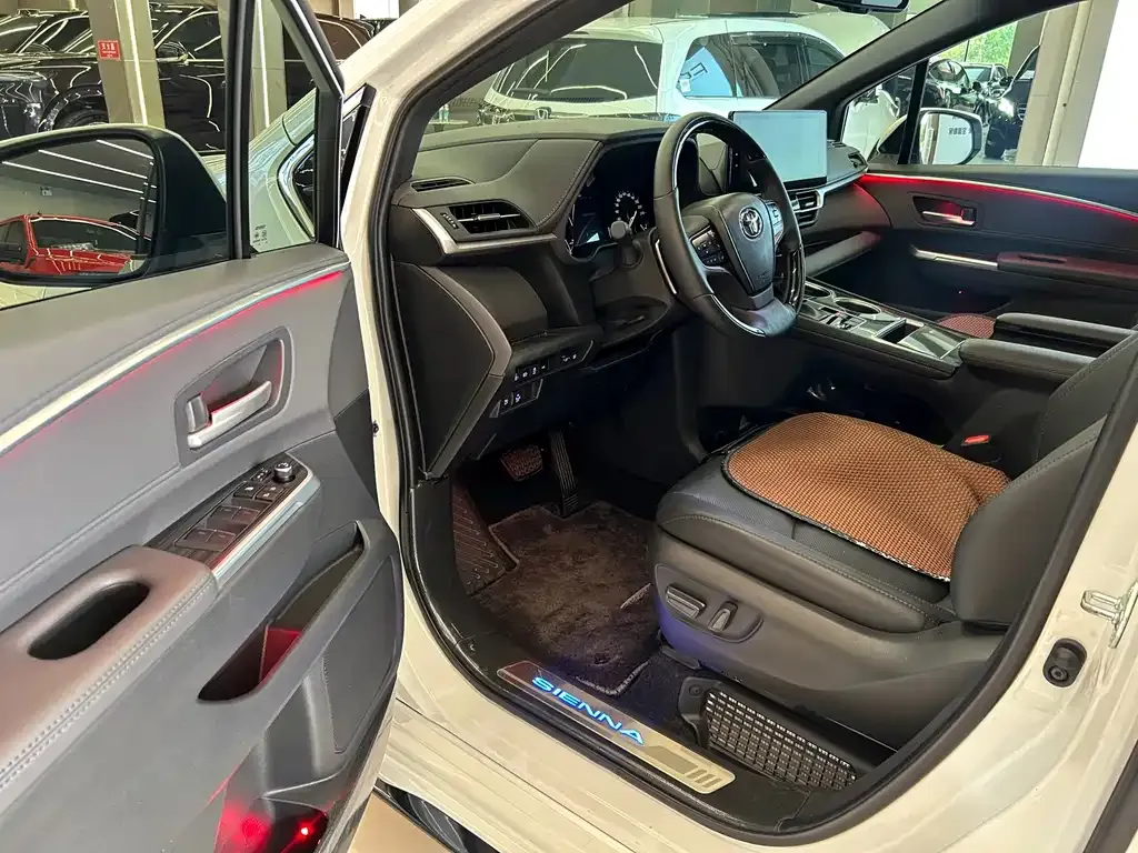 Toyota Sienna — фото 10