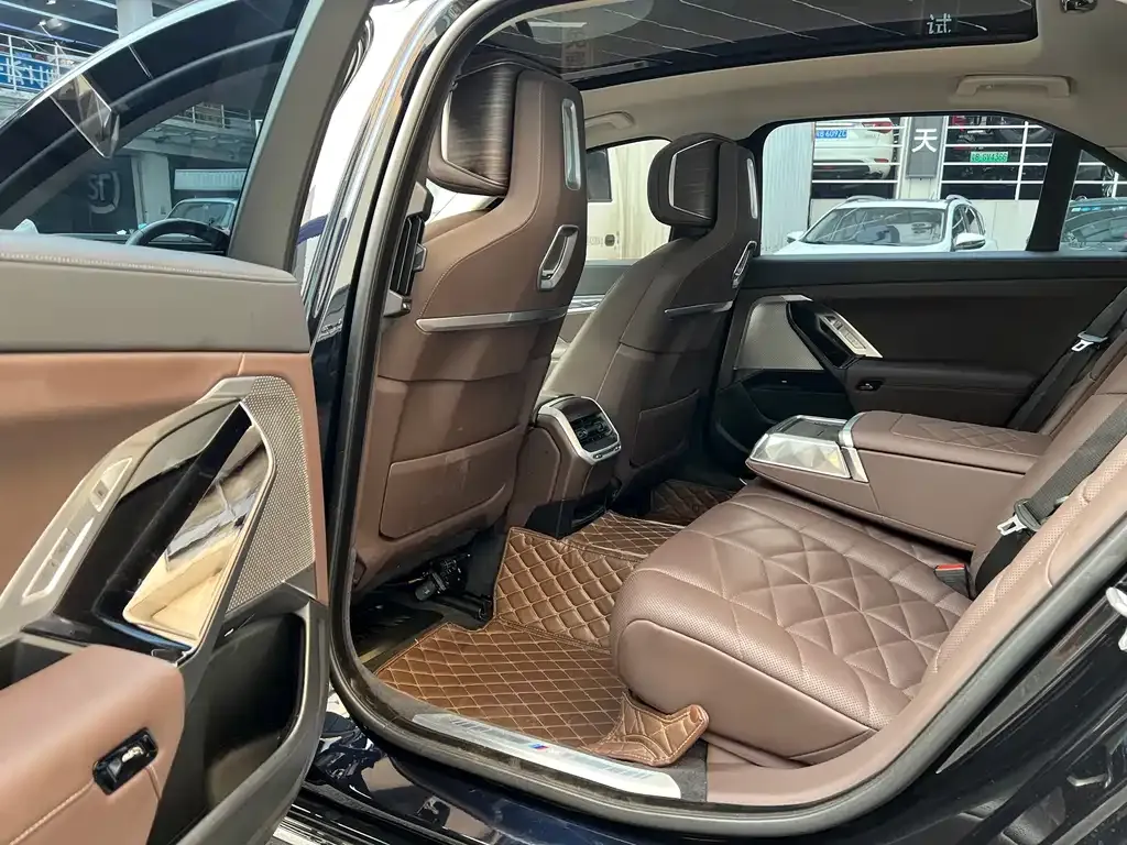 BMW 7 Series — фото 1