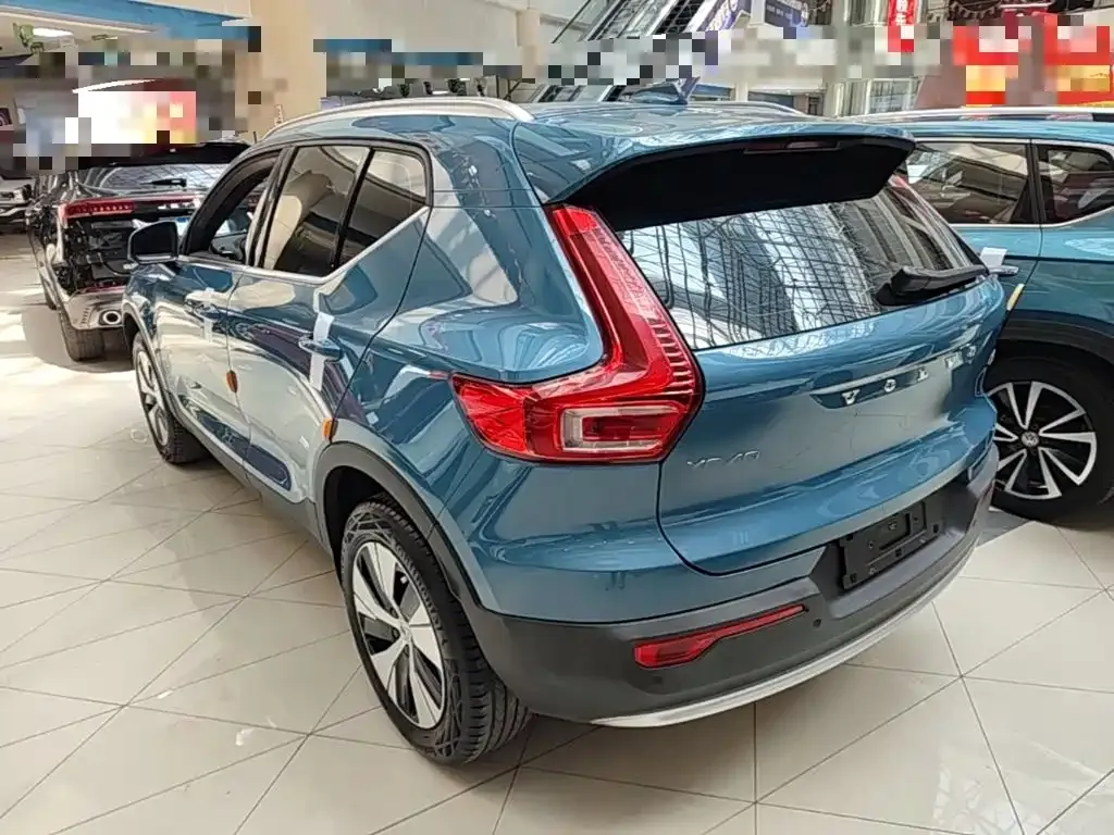Volvo XC40 — фото 10