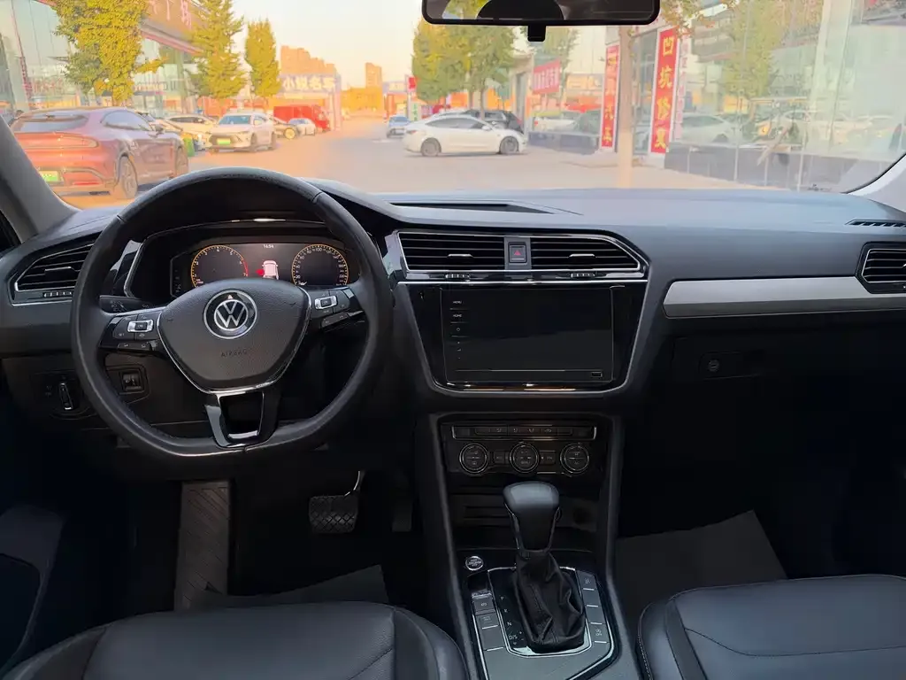 Volkswagen Tiguan L — фото 4