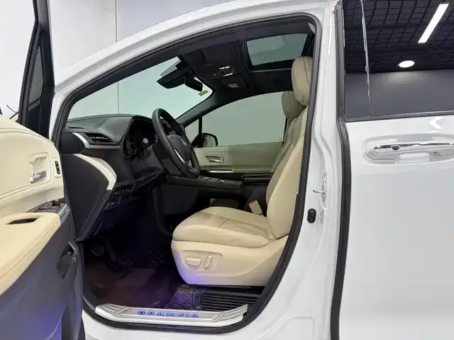 Toyota Granvia — фото 8