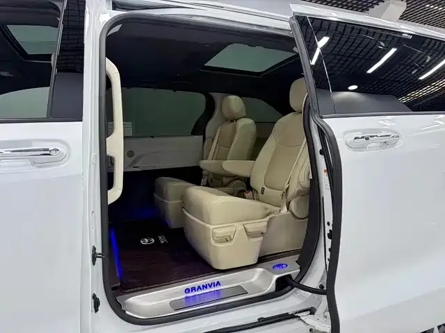 Toyota Granvia — фото 9