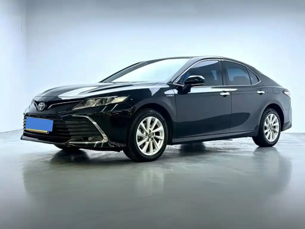 Toyota Camry — фото 1