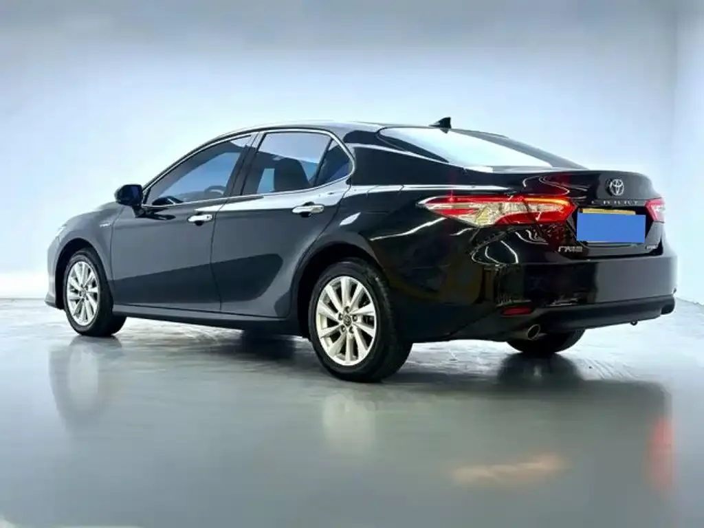 Toyota Camry — фото 4