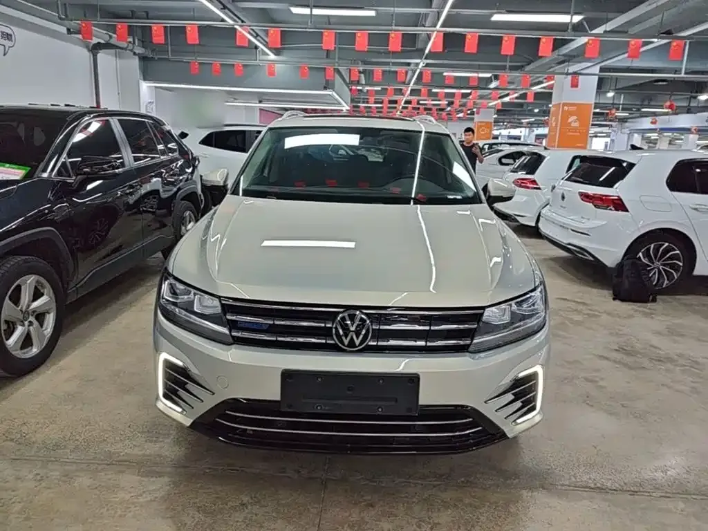 Volkswagen Tiguan L PHEV — фото 2