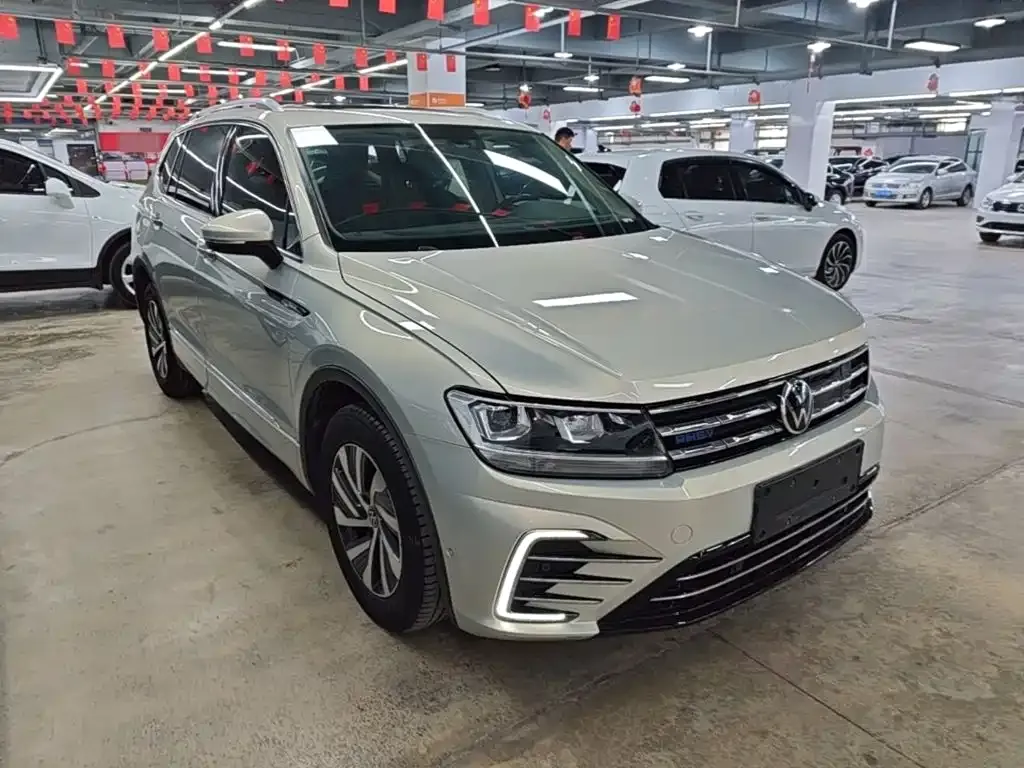 Volkswagen Tiguan L PHEV — фото 3