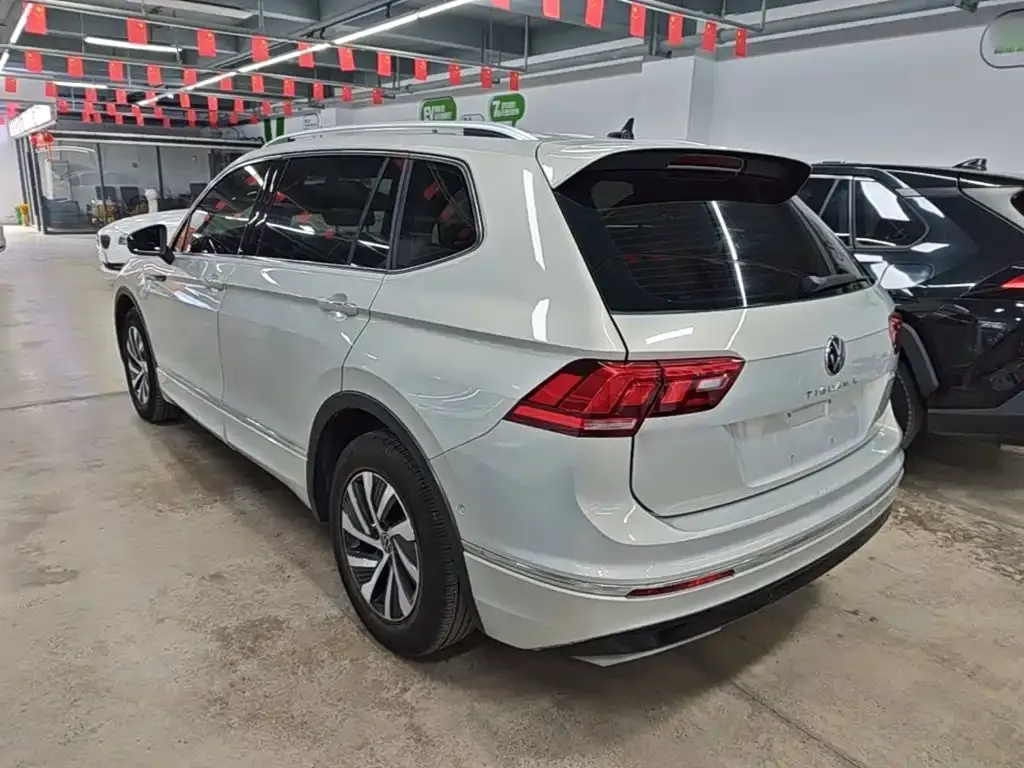 Volkswagen Tiguan L PHEV — фото 7