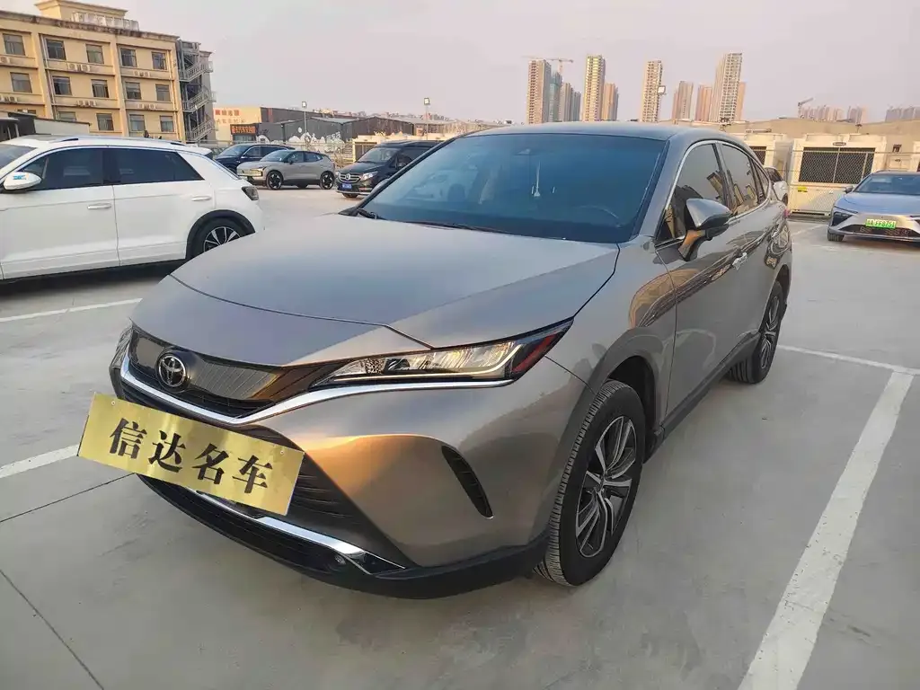 Toyota Harrier — фото 1