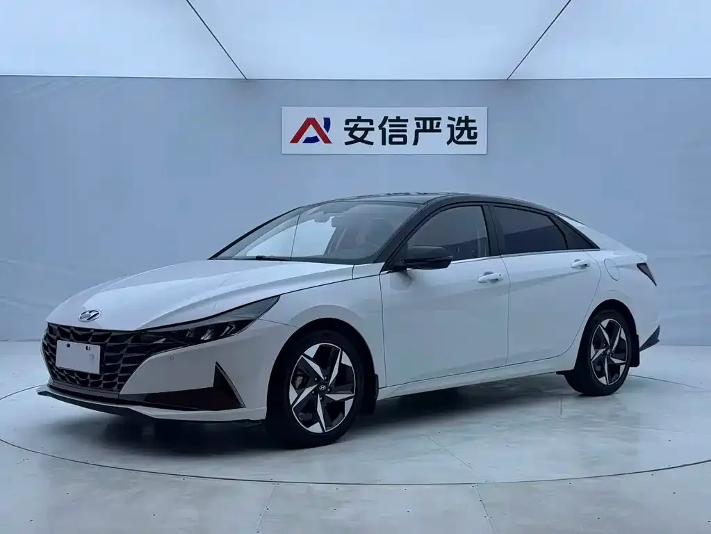Hyundai Elantra — фото 1