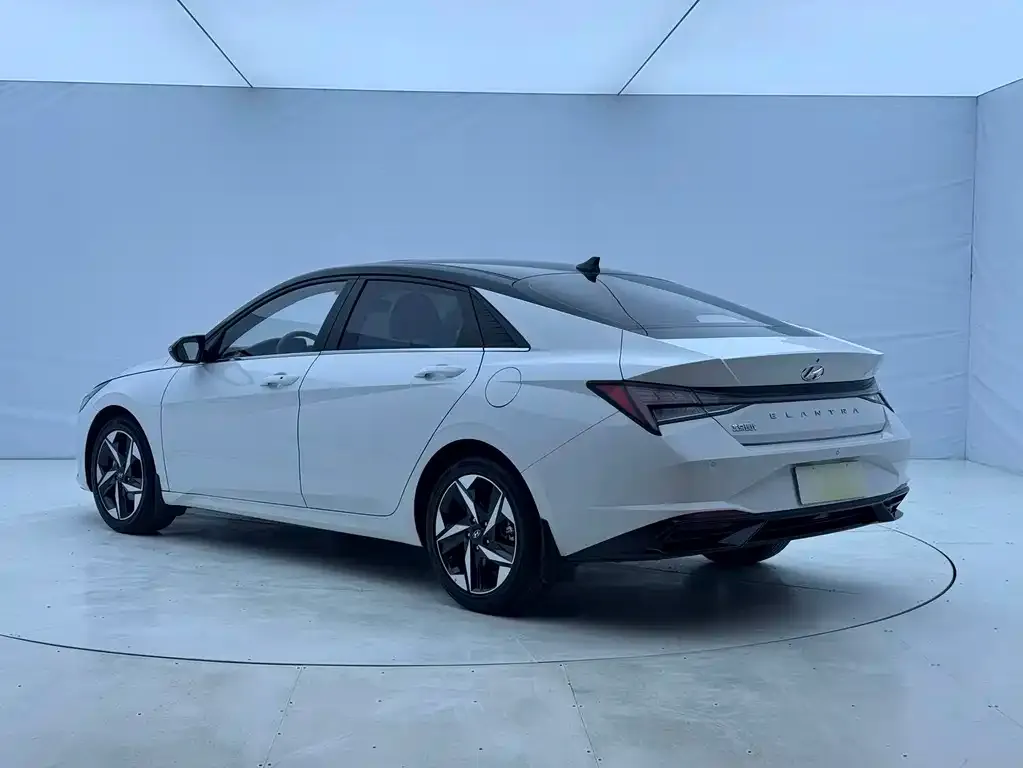 Hyundai Elantra — фото 8
