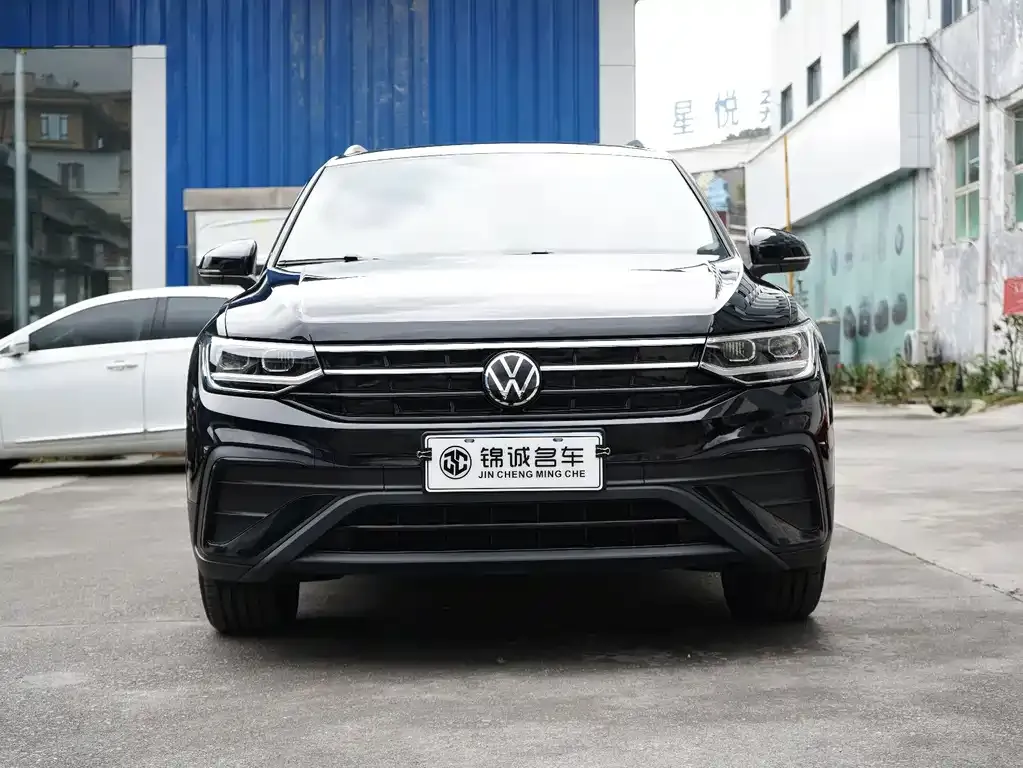 Volkswagen Tiguan L — фото 10