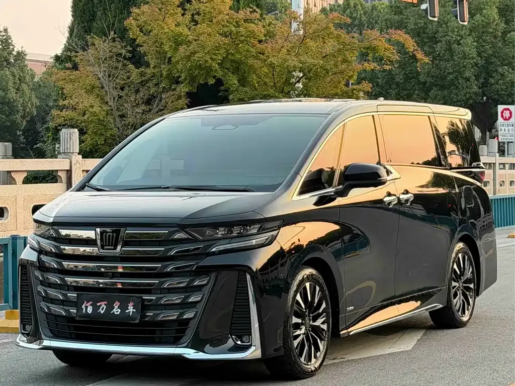 Toyota Vellfire — фото 1