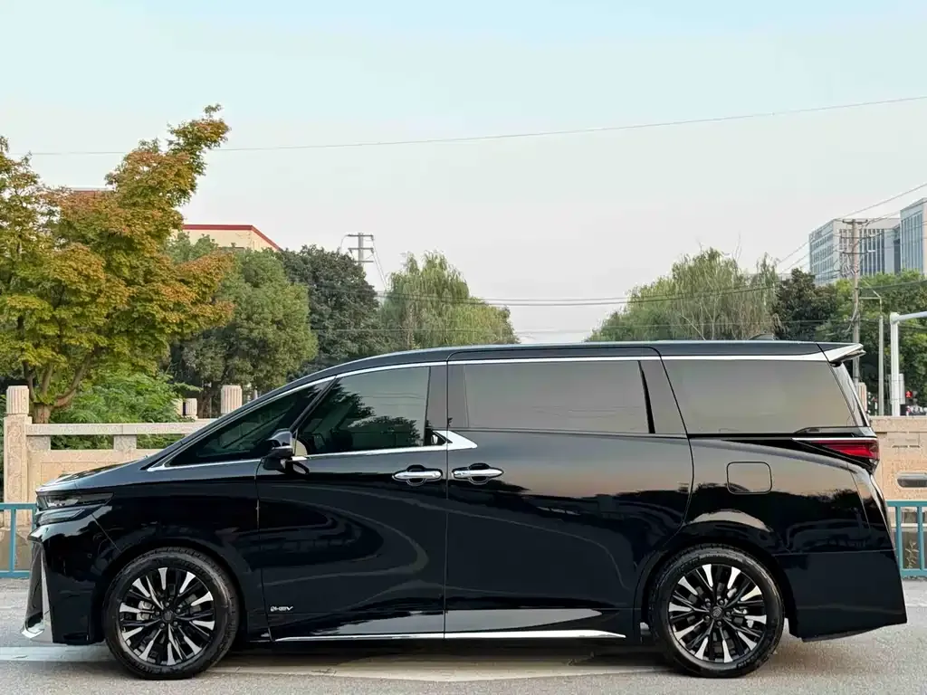 Toyota Vellfire — фото 3