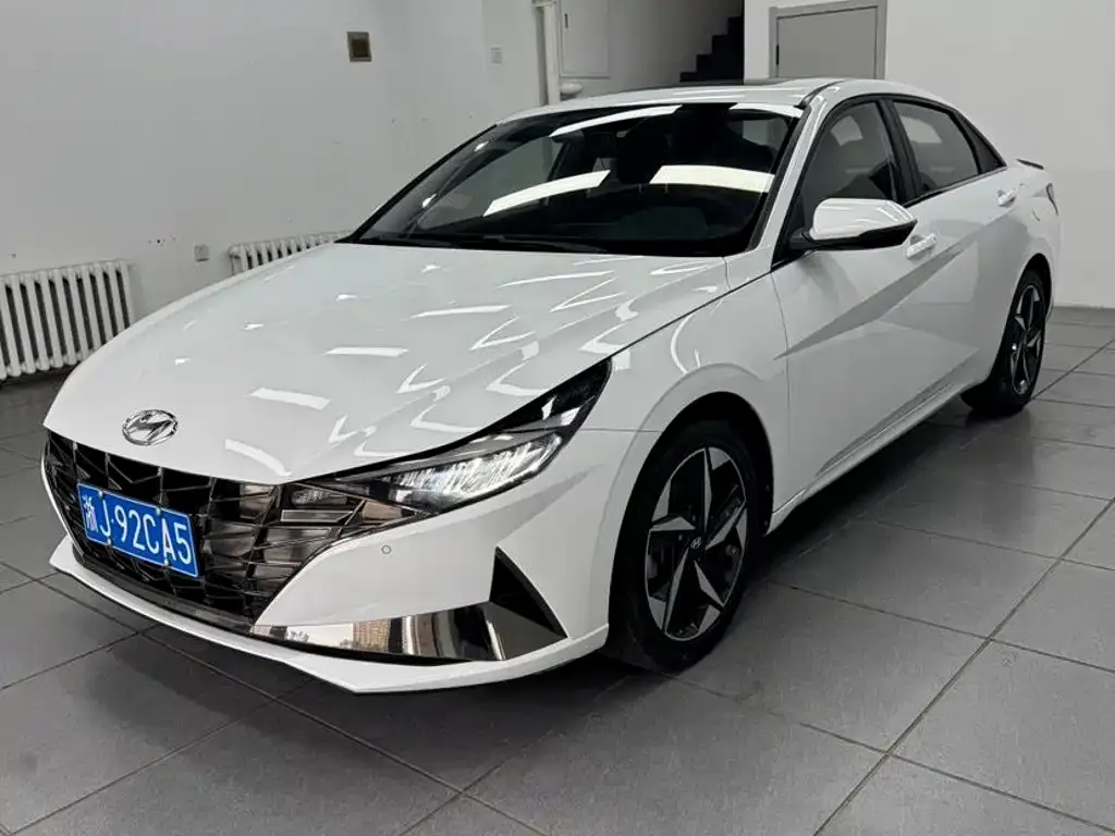 Hyundai Elantra — фото 1