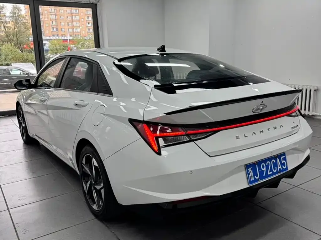 Hyundai Elantra — фото 5