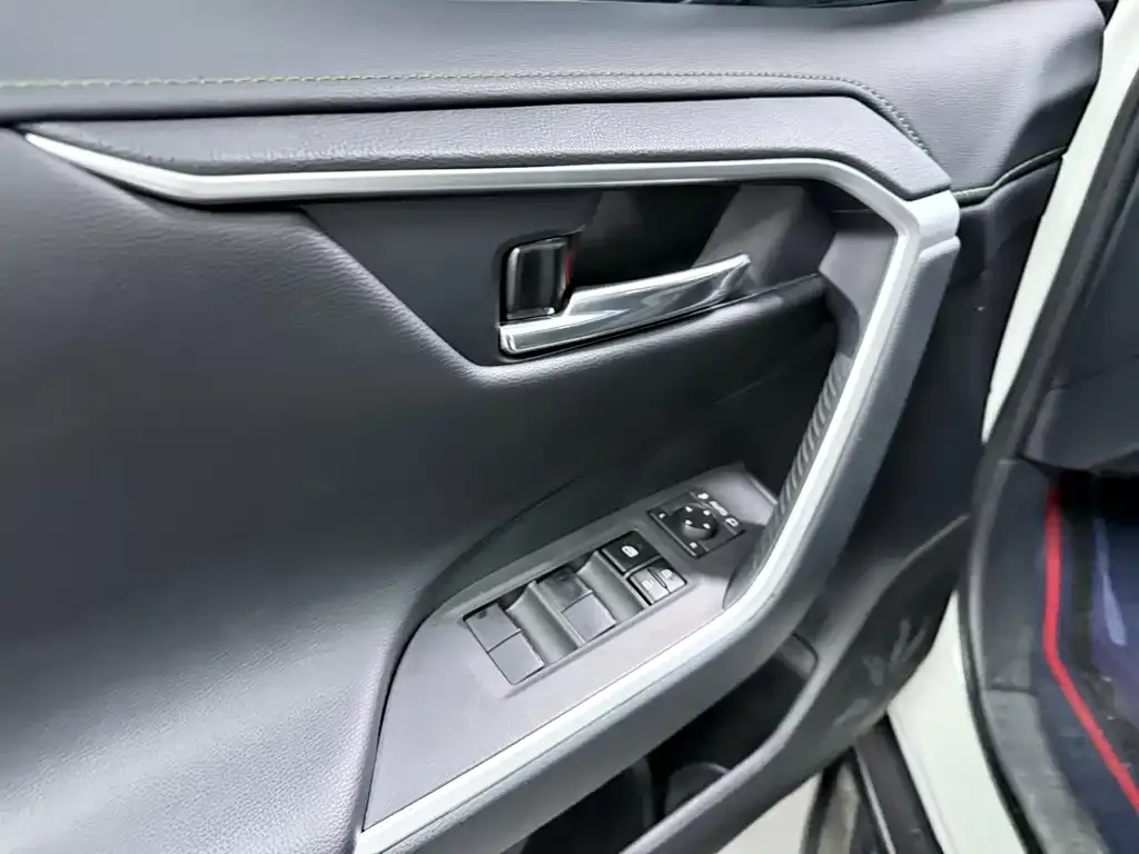 Toyota RAV4 — фото 9