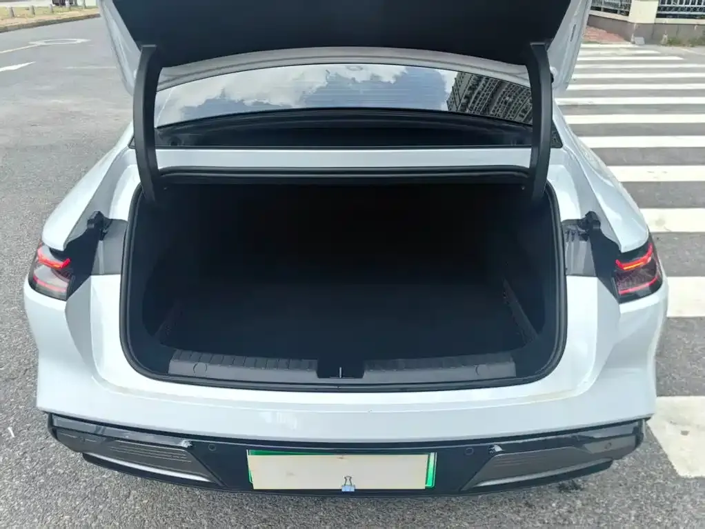 Geely Galaxy E8 — фото 10