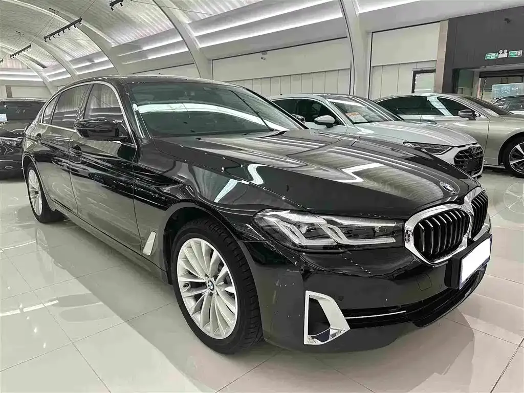 BMW 5 Series — фото 1
