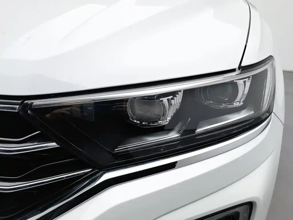 Volkswagen T-Roc — фото 9